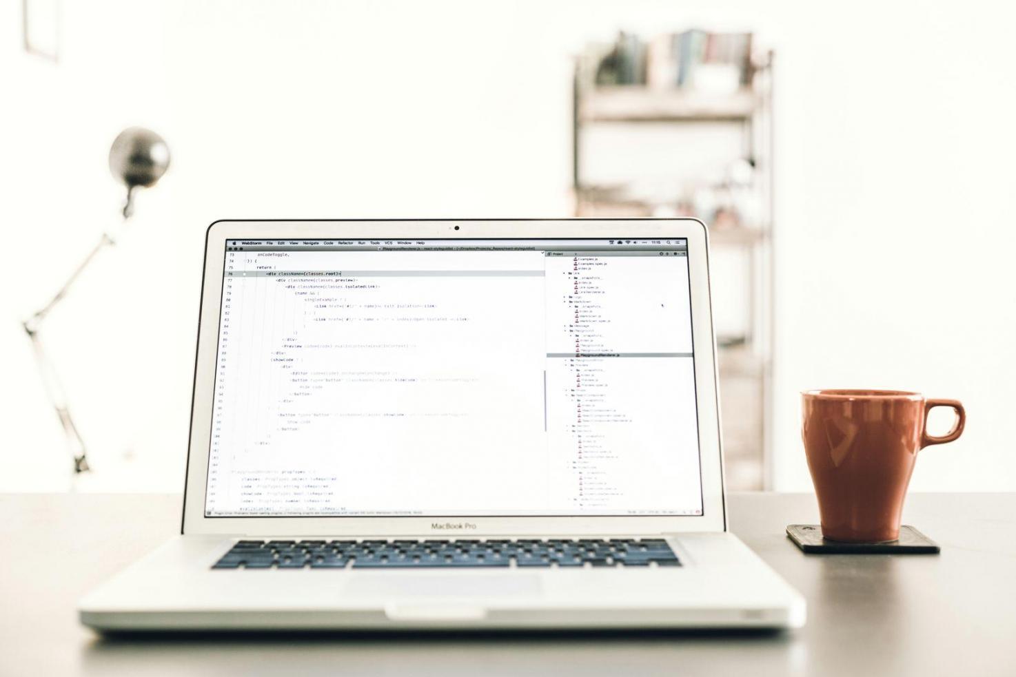 Environnement de formation professionnelle avec participants engagés dans un atelier financier